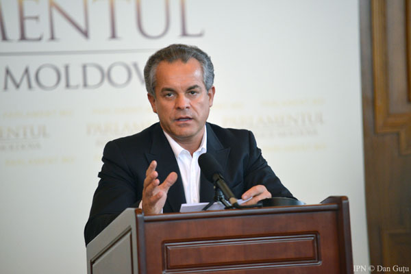Anunțul nu precizează despre ce va vorbi Vlad Plahotniuc în cadrul breafingului.