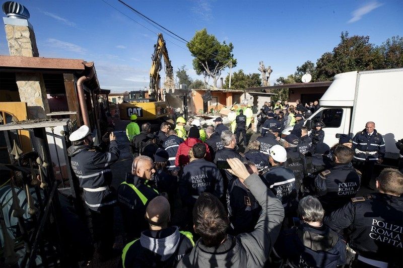 Сотрудники полиции начали операцию по демонтажу близ Рима восьми вилл, принадлежащих членам мафиозной группировки. 