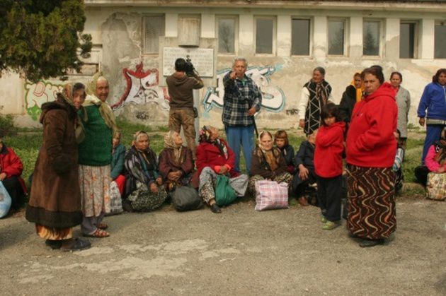 Romii din România câştigă bani buni de pe urma refugiaţilor: "Încasează cam 1.500 de euro de persoană".