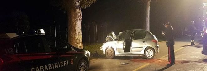 В Италии погиб молдаванин, врезавшись в дерево на машине.