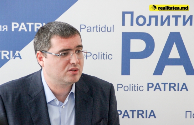 „Nu m-aș mira dacă „al nostru” - „al vostru” i-a promis că-l poate scoate de sub căutarea Interpolului”, a mai spus politicianul.
