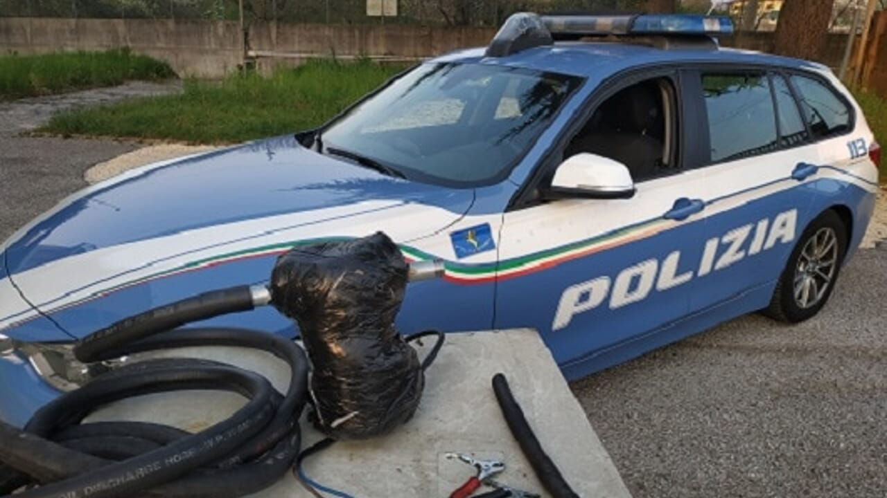 Doi moldoveni, reținuți în Italia în timp ce încercau să fure motorină din rezervorul unui camion.