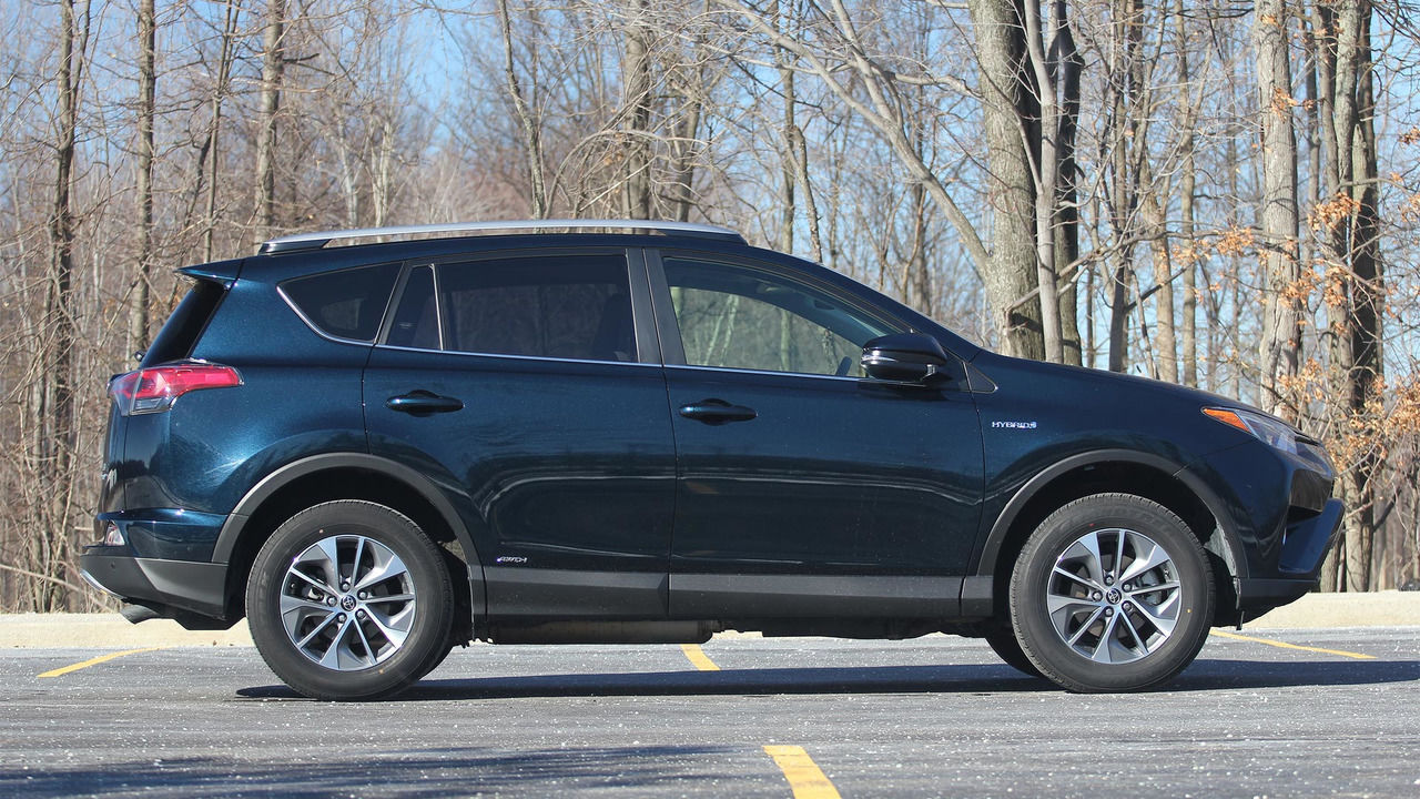 Почти у двух миллионов Toyota RAV4 есть риск возгорания.