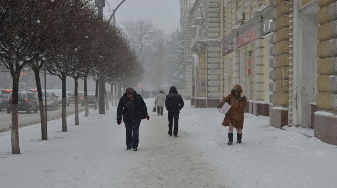 Primăria Chişinău informează că la această oră circulaţia rutieră pe toate străzile municipiului se desfăşoară în condiţii de iarnă.