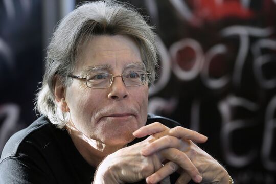 Стивен Кинг объяснил, почему на карантине многие любят читать страшилки.