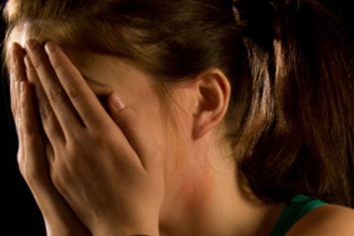 O fată de 13 ani ar fi fost violată de un minor în vârstă de 16 ani. Foto simbol: desteptarea.ro