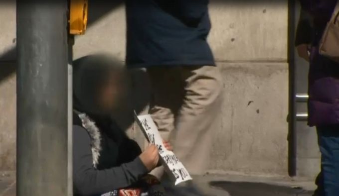 Cerșetori romi, pe străzile din Toronto. Susțin că sunt refugiați