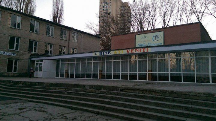 Liceul Eminescu din Capitală: Clasele avariate, elevii nevoiţi să înveţe în schimbul doi