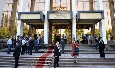 În aceste momente, aleşii poporului se află în sala de şedinţe, undediscută subiectele de pe ordinea de zi a Parlamentului.