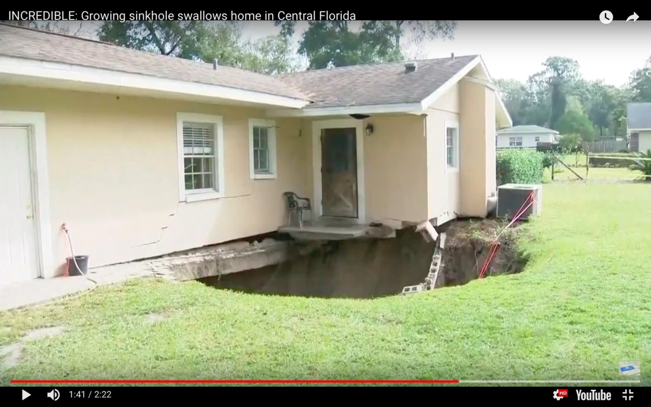 Casă înghițită de o groapă în Florida.