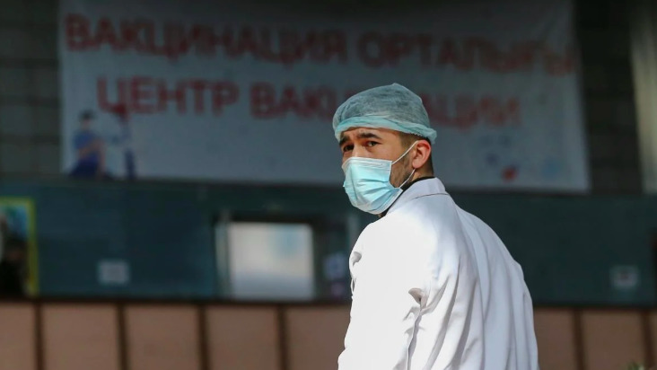 Казахстан усилит карантин из-за рекордного количества заражений COVID-19.