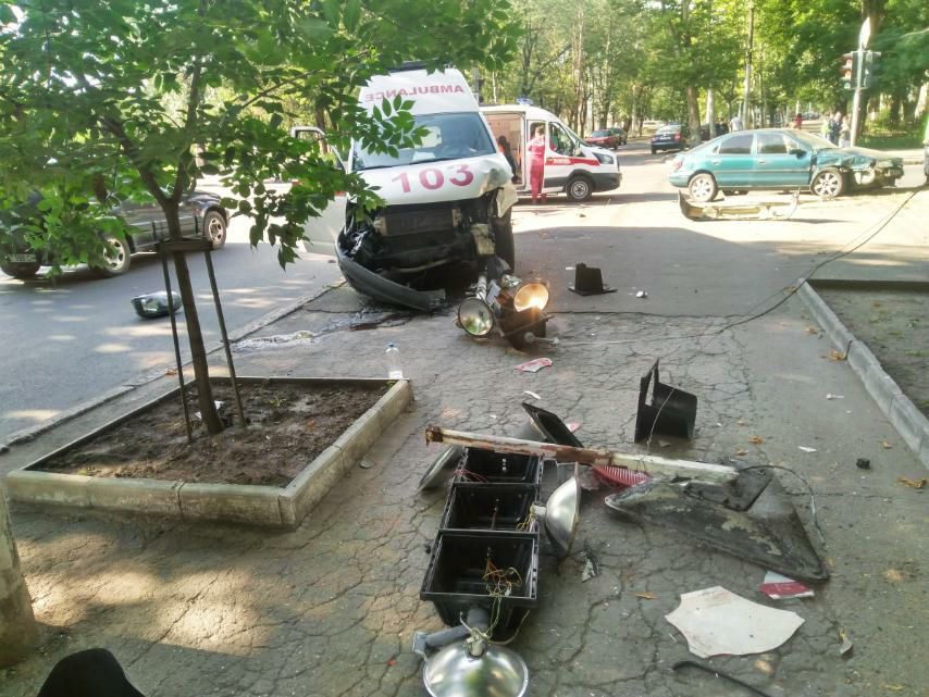 В Тирасполе машина скорой помощи попала в аварию.