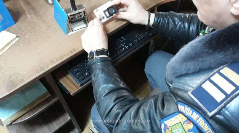 Во время прохождения пограничного контроля на КПП "Албица" гражданин РМ предъявил поддельные водительские права. Фото: politiadefrontiera.ro.