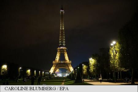 Turnul Eiffel își stinge luminile în semn de omagiu pentru victimele de la Marsilia și Las Vegas. Foto: EPA