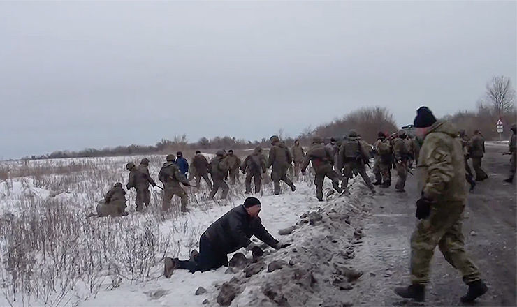 Опубликовано видео стычек украинских радикалов и полиции при блокаде Донбасса.