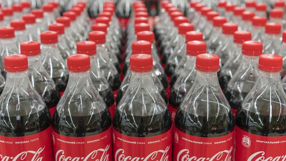 Coca-Cola объяснила, почему продолжит использовать пластиковые бутылки.