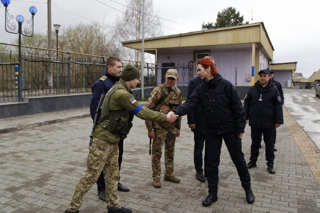 Полицейские, карабинеры, спасатели сплотились, чтобы помочь беженцам из Украины.