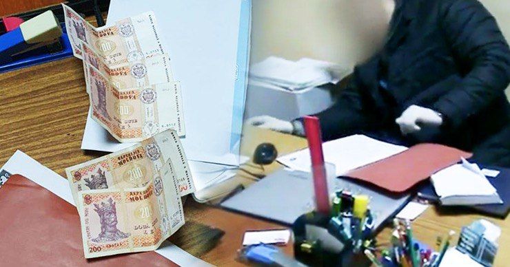 Сотрудника отдела дорожного надзора задержали во время получения взятки. Фото: Point.md.