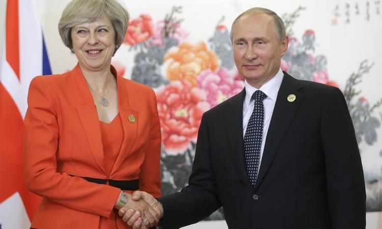 На встрече с Владимиром Путиным Тереза Мэй нарушила протокол, забыв первой протянуть руку.