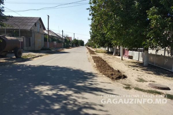 В Гайдарах восстанавливают бордюры и клумбы. Фото: gagauzinfo.md.