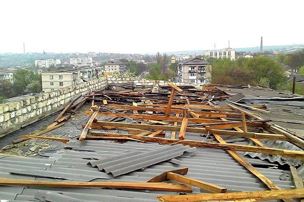 Ploile și vântul puternic au produs pagube în localitățile din țară
