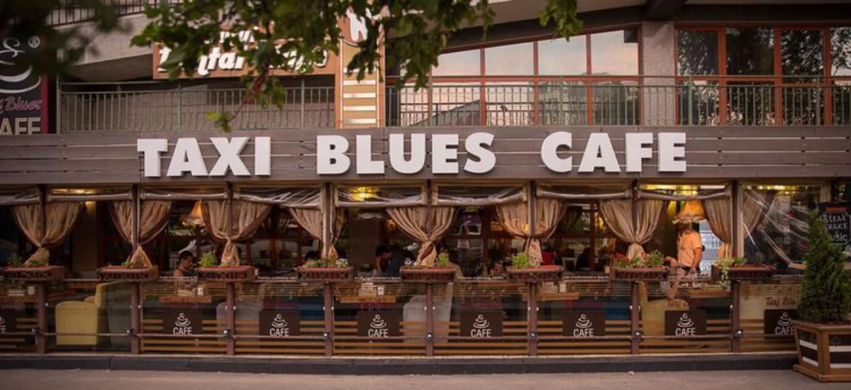 Proprietarul rețelei de cafenele Taxi Blues și doi complici de-ai săi, reținuți într-un dosar de evaziune fiscală. 