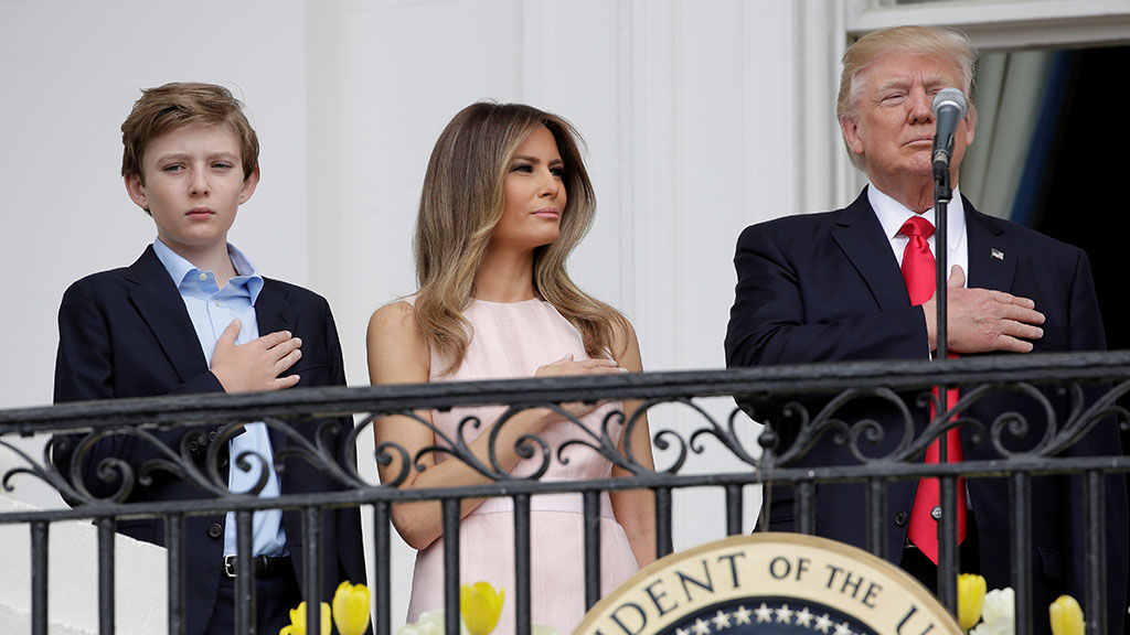 Меланья Трамп ткнула мужа, чтобы он положил руку на сердце во время исполнения гимна.