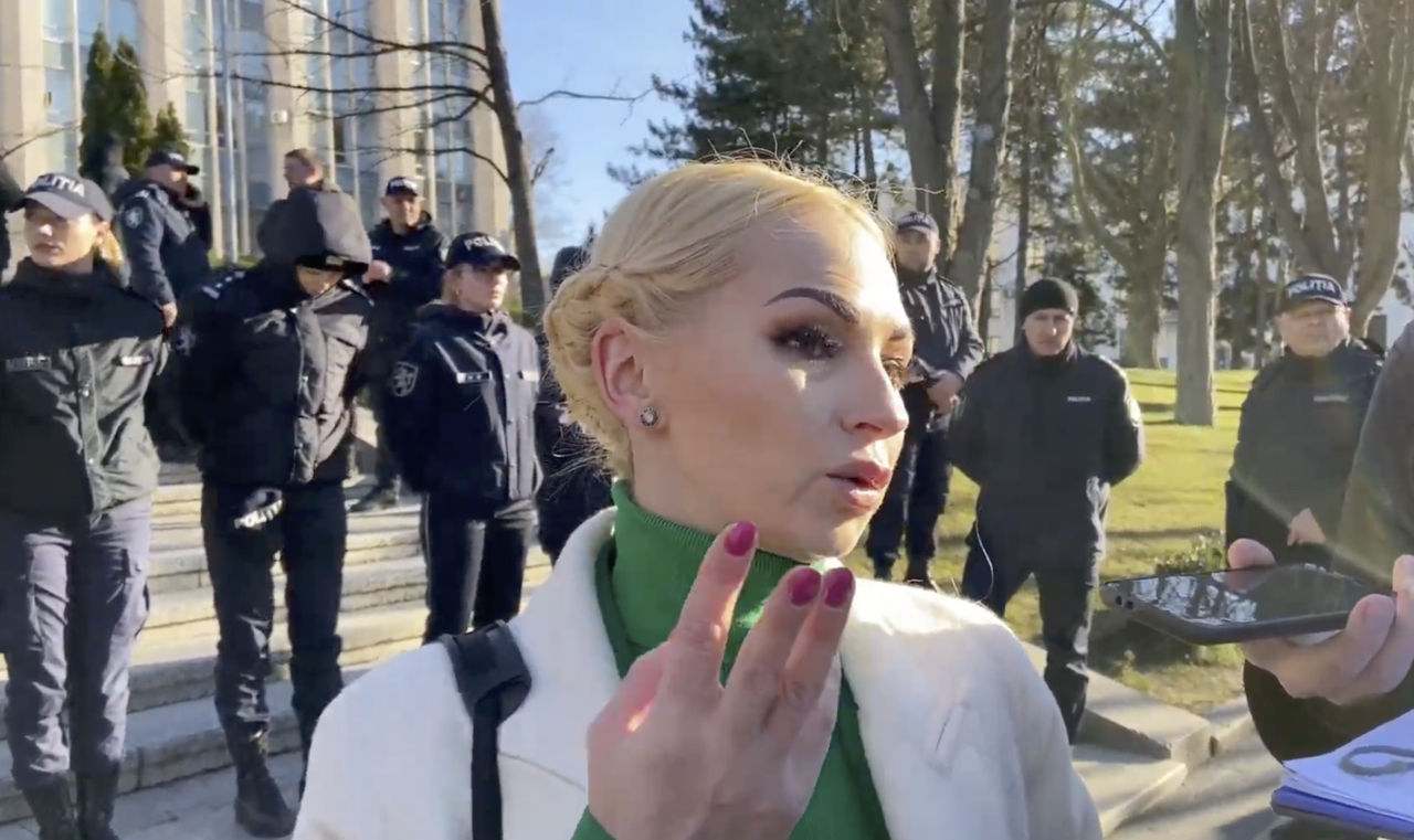 Таубер заявила, что ее ударил глава полиции Виорел Чернэуцану.