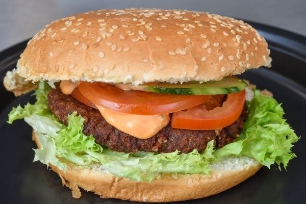 В Британии McDonald’s стал не докладывать томаты в бургеры.