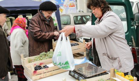 Preţurile la produsele de primă necesitate au continuat să crească şi în această săptămână, în ciuda faptului că în ultimele zile euro şi dolarul au bătut în retragere.