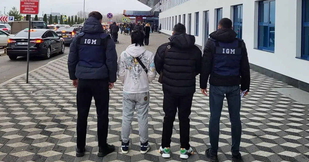 Doi cetățeni străini, îndepărtați sub escortă de pe teritoriul Moldovei.