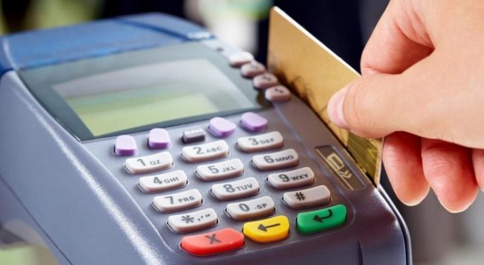 Expert: Achitările cu cardul dărâmă economia tenebră. Foto: TVR MOLDOVA