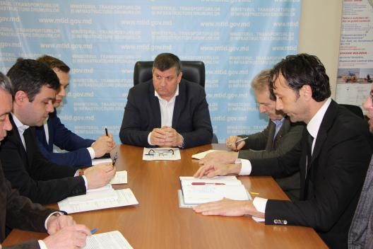 Министр Юрий Киринчук и представители итальянской компании Serenissima Construzioni.