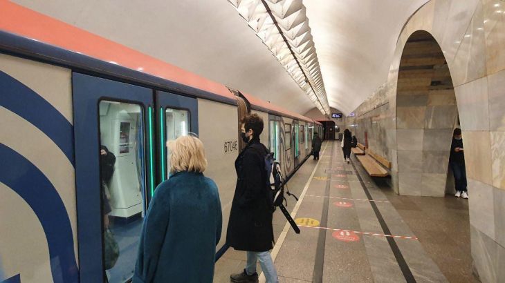 В Москве спасшийся из-под колес поезда пассажир выпал с 12-го этажа.