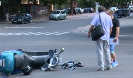 Un motociclist a fost transportat de urgenţă la spital după ce s-a lovit cu un automobil. Foto: jurnal.md