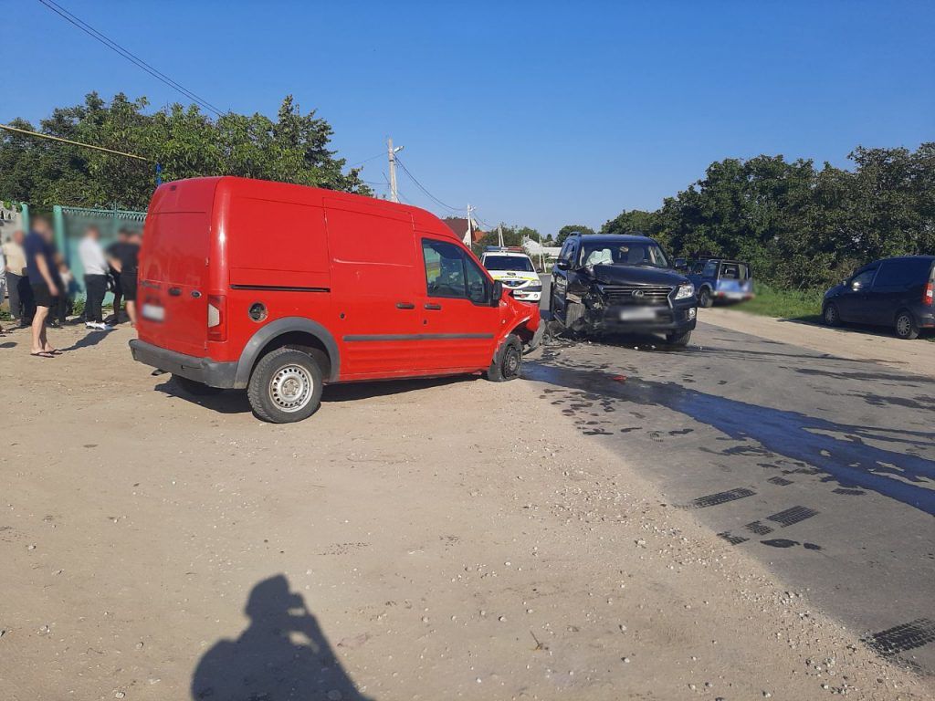 В результате ДТП в Яловенском районе пассажирка люксовой машины попала в  больницу