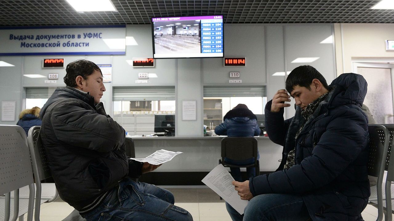 В России мигрантов могут обязать заново получать права.