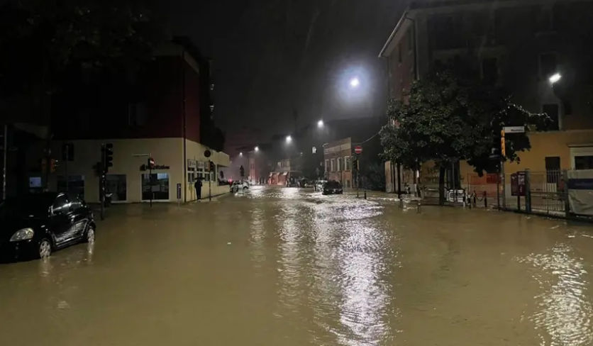 Cod roșu și portocaliu de inundații, emis în toată Italia.