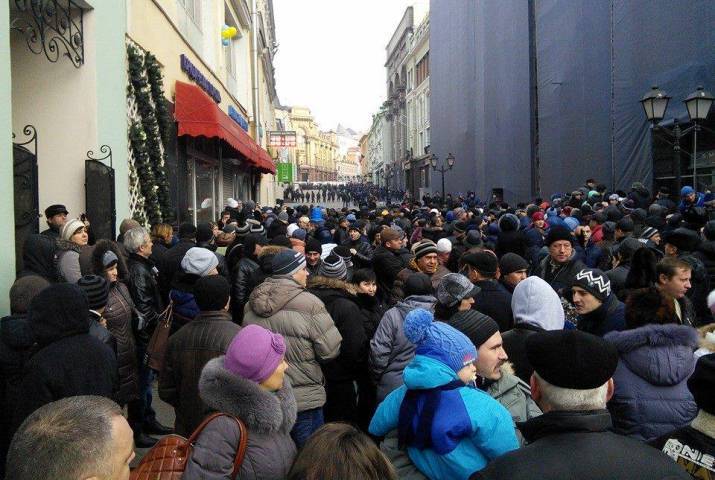 На избирательных участках в Москве заканчиваются бюллетени для голосования.