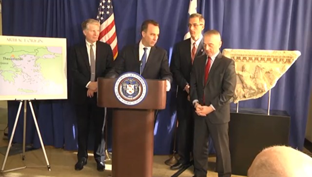 США вернули Греции фрагмент древнего мраморного саркофага стоимостью полмиллиона долларов.