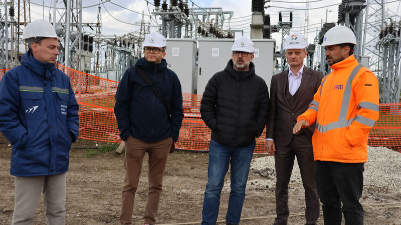 O nouă întârziere pe „linia independenței energetice”: Contractorii riscă amenzi.