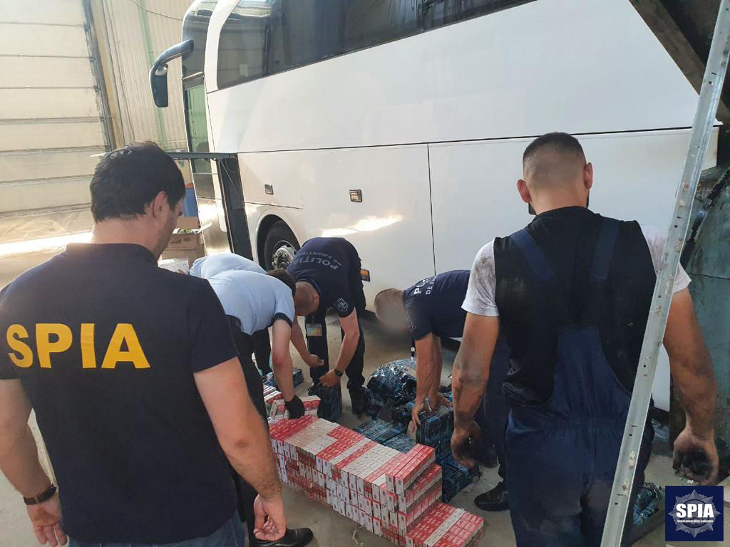 Гражданин Румынии намеревался незаконно провести через границу более 1500 пачек табачных изделий.
