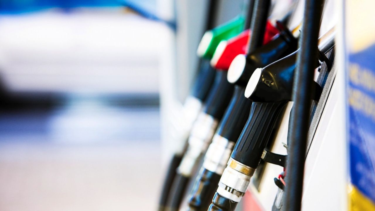 Benzina și motorina se scumpesc.