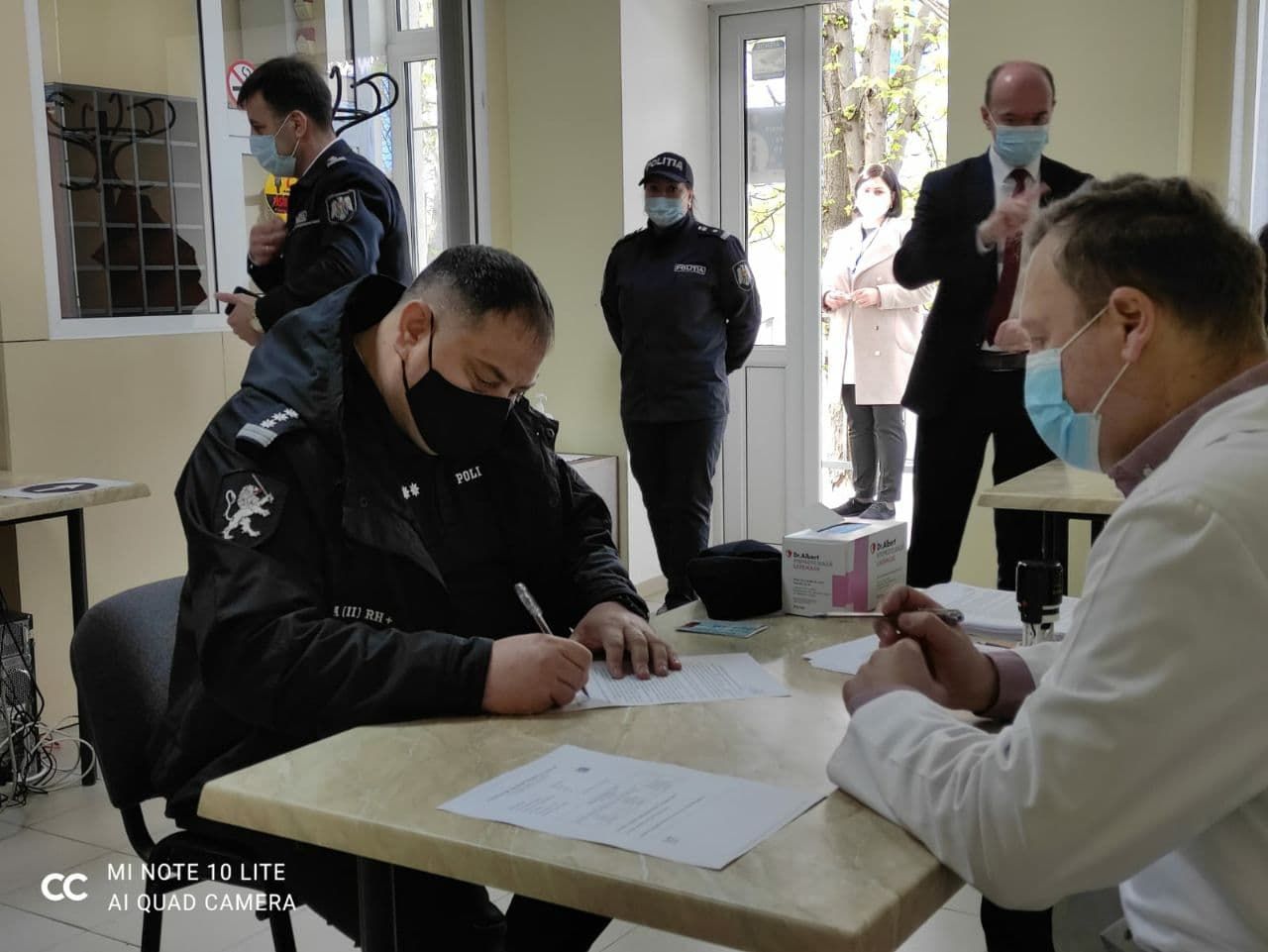 В Молдове началась вакцинация полицейских.