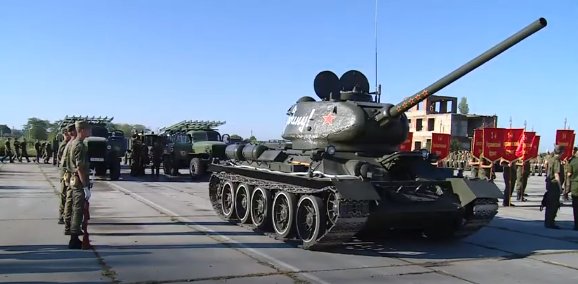  В параде принимают участие техника почти всех родов войск. 
