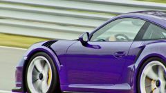 Tupeul conducătorului unui Porsche violet nu are margini. Foto: publika.md