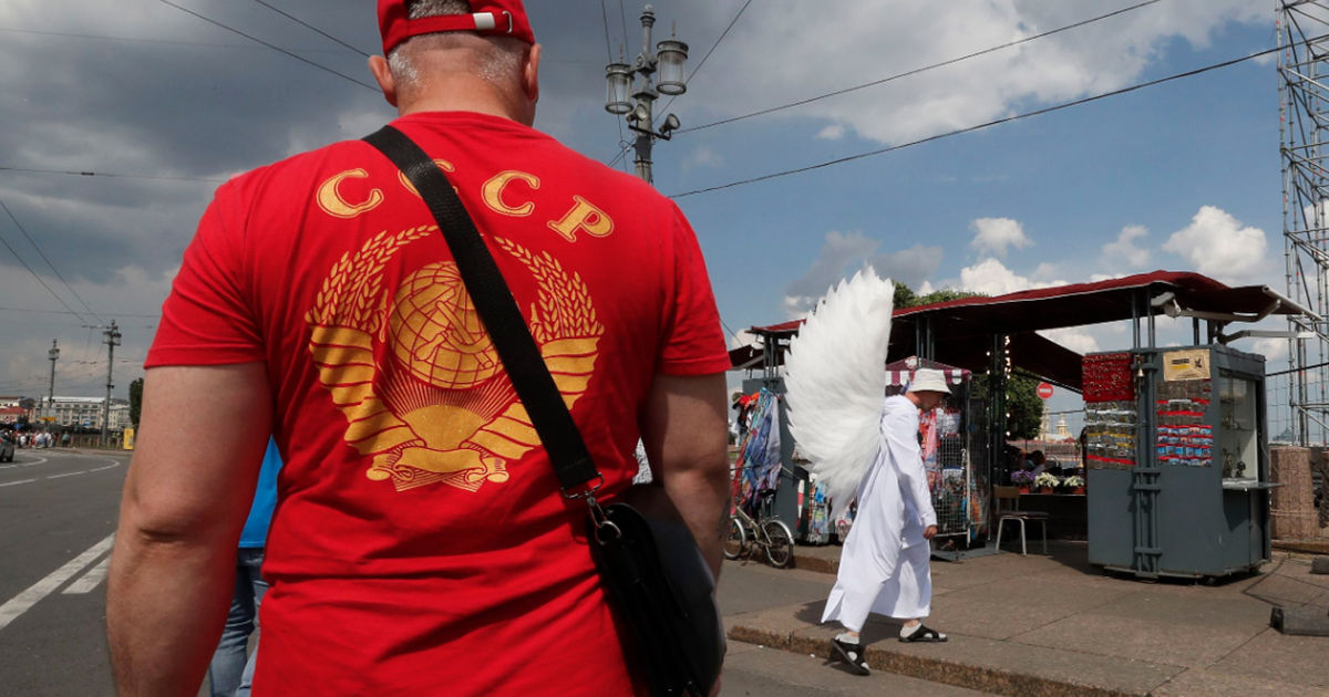 Россиянину пришлось отказаться от футболки с гербом СССР, чтобы въехать в Эстонию.