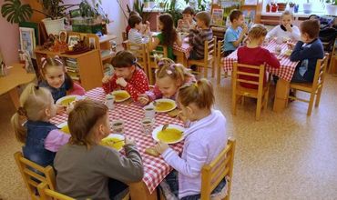Din data de 1 februarie vor fi alocaţi mai mulţi bani pentru alimentaţia copiilor.  