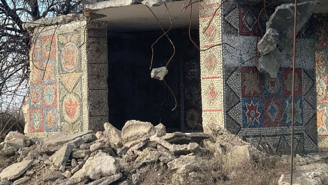 Un an în ruine: Autoritățile nu au găsit încă o soluție privind stația cu mozaic din Stăuceni.