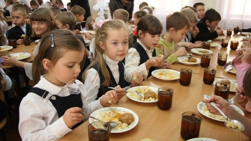 Счетная палата выявила множество нарушений в организации питания детей.